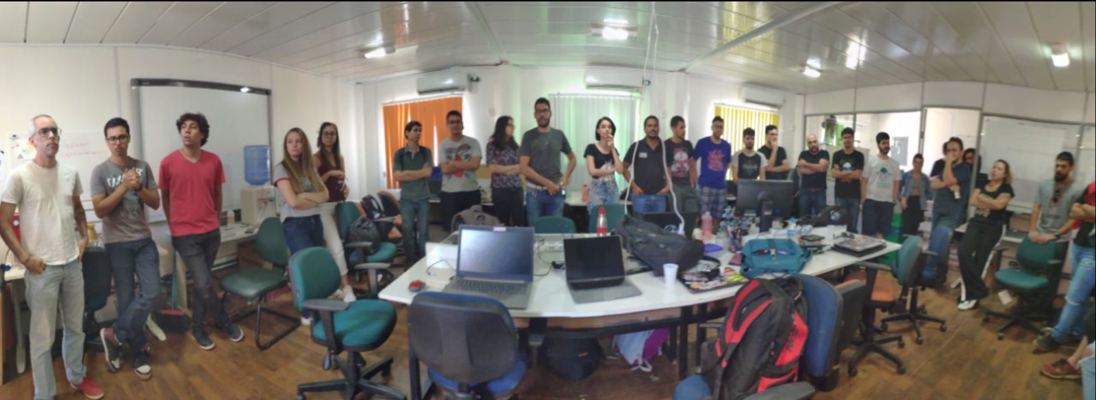 Equipe reunida no espaço do laboratório em 2017