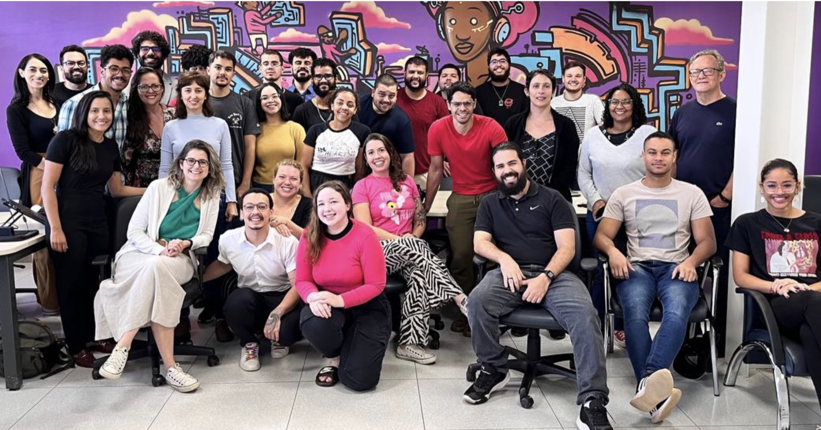 Equipe do projeto Brasil Participativo reunida no laboratório em 2023