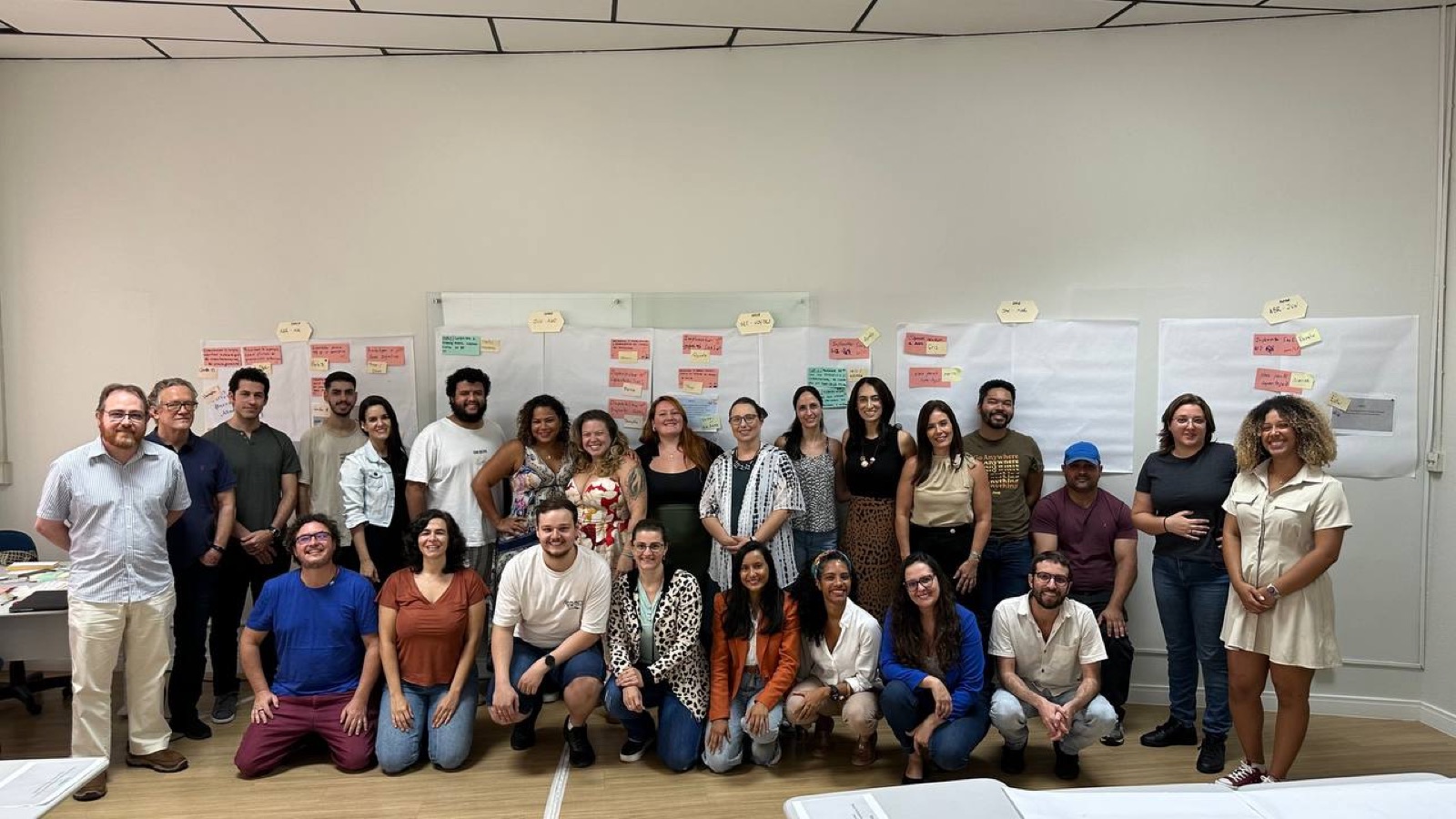 Equipe do laboratório reunida durante uma dinâmica de trabalho em 2024