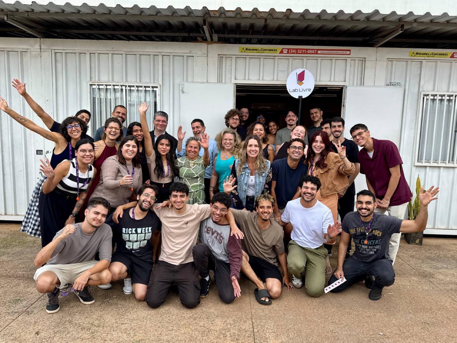 Equipe do laboratório reunida na entrada do Lab Livre em 2026
